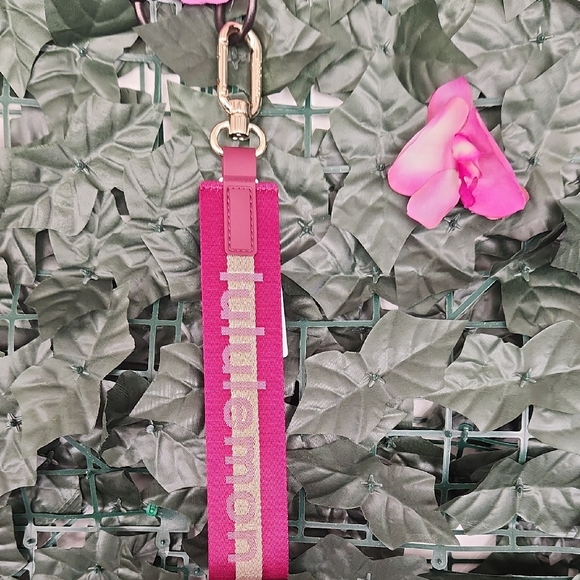 NWT Lululemon š Never Lost Keychain - Picture 1 of 6